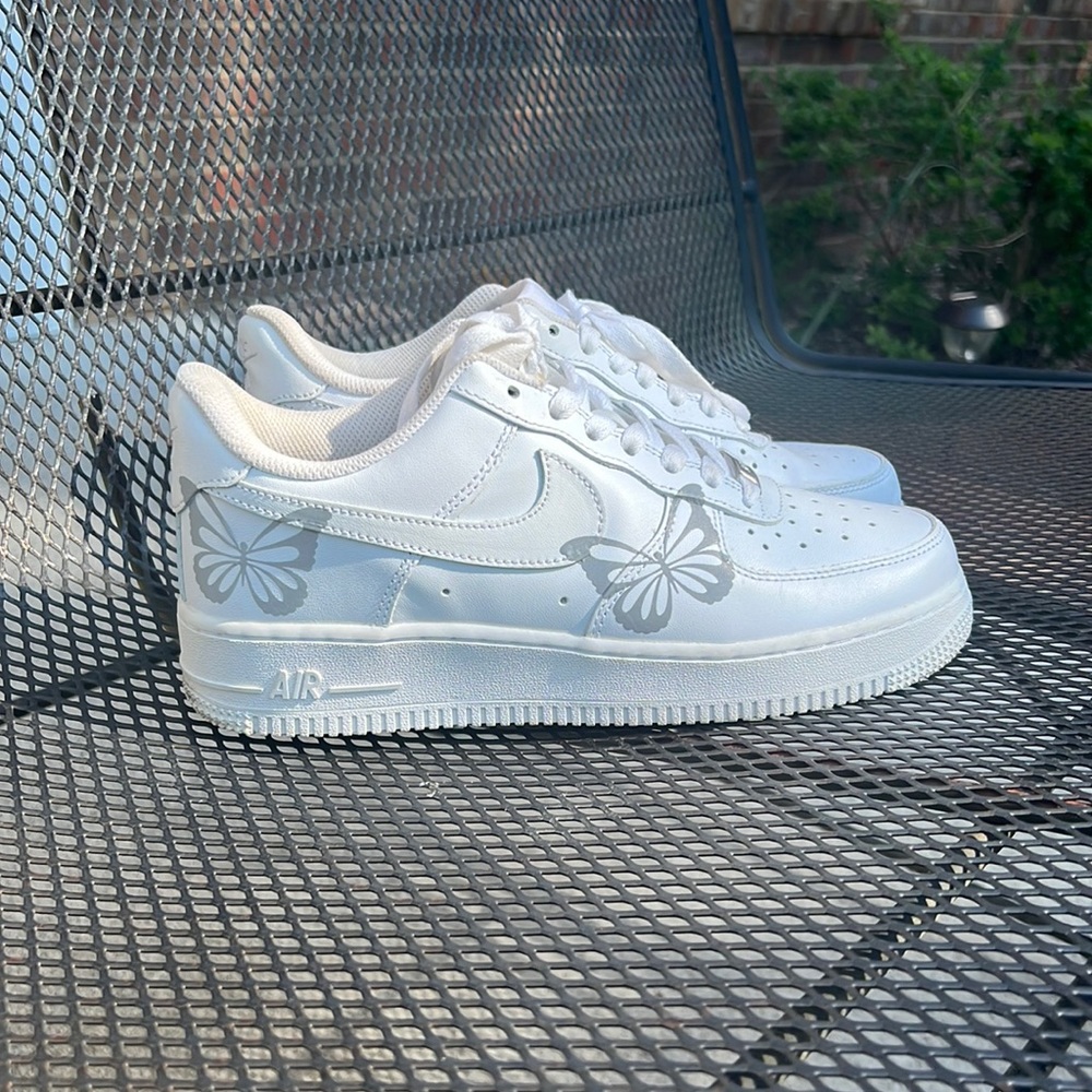 Selling these Nike air forces with butterfly’s on them . Only worn once !
